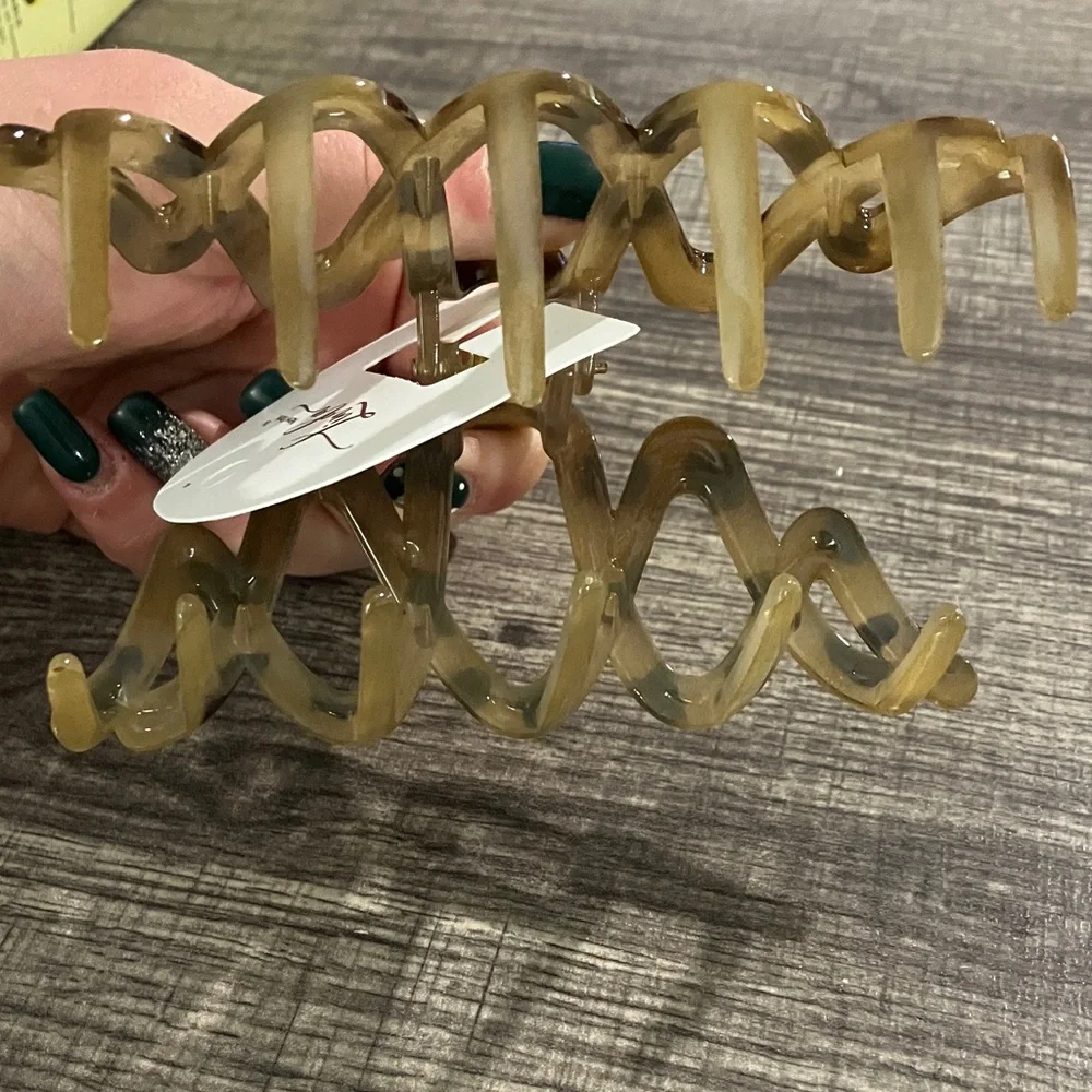 Tan Wavy Hair Clip